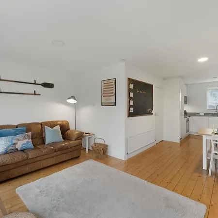 2 Bed In Oc-lr200 Appartement *