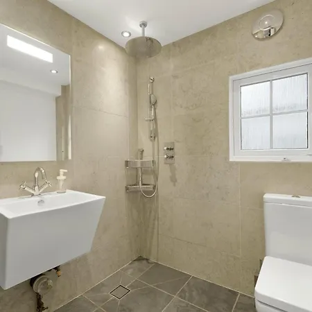 2 Bed In Oc-lr200 Appartement