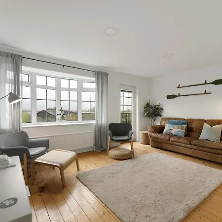 Apartment 2 Bed In Oc-lr200 *