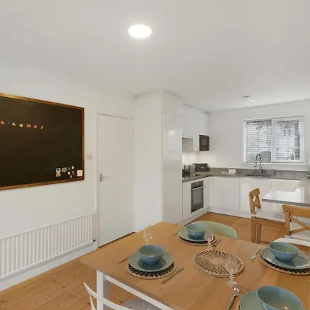 2 Bed In Oc-lr200 Apartment